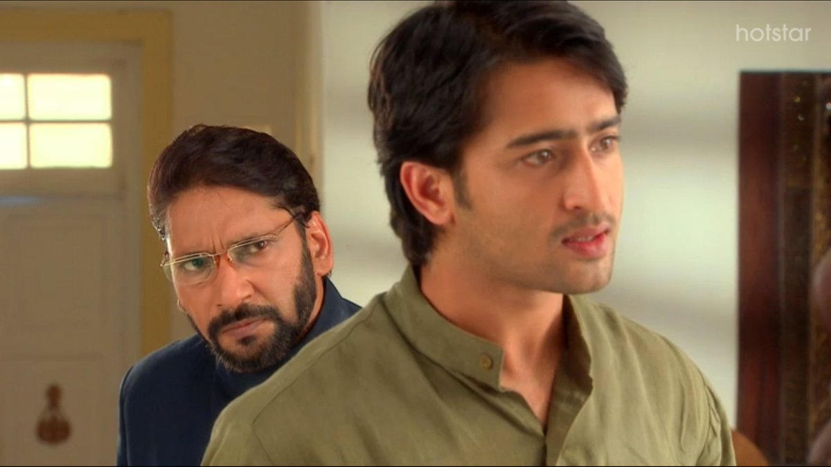 Luk at that dude's face in the background. First time facing bagawat of these proportions that too from ghar ka sabse chota ladka.  #Navya  #ShaheerSheikh