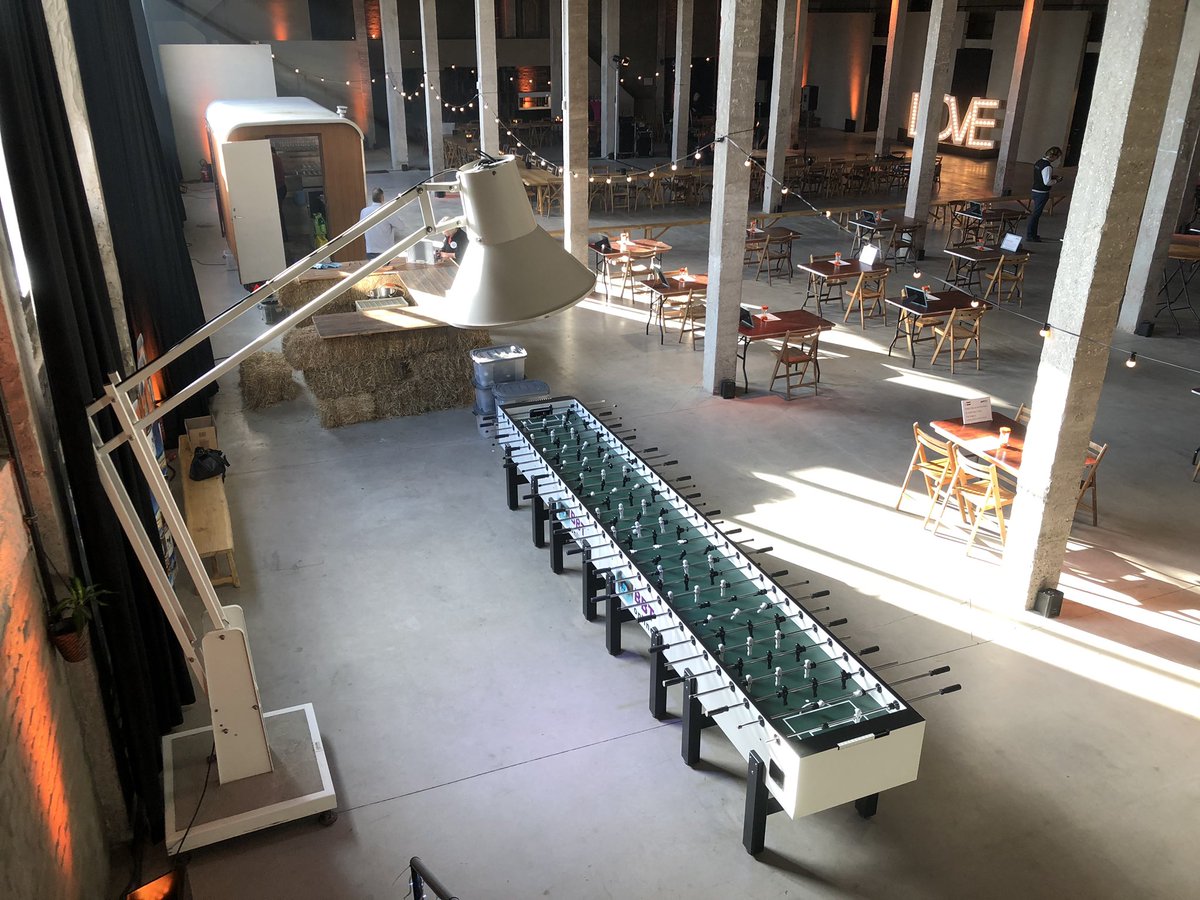 Kickerprofs's tweet image. Onze XL16 voetbaltafel mooi uitgelicht door een XL lamp #xl #event #tafelvoetbal #voetbaltafel