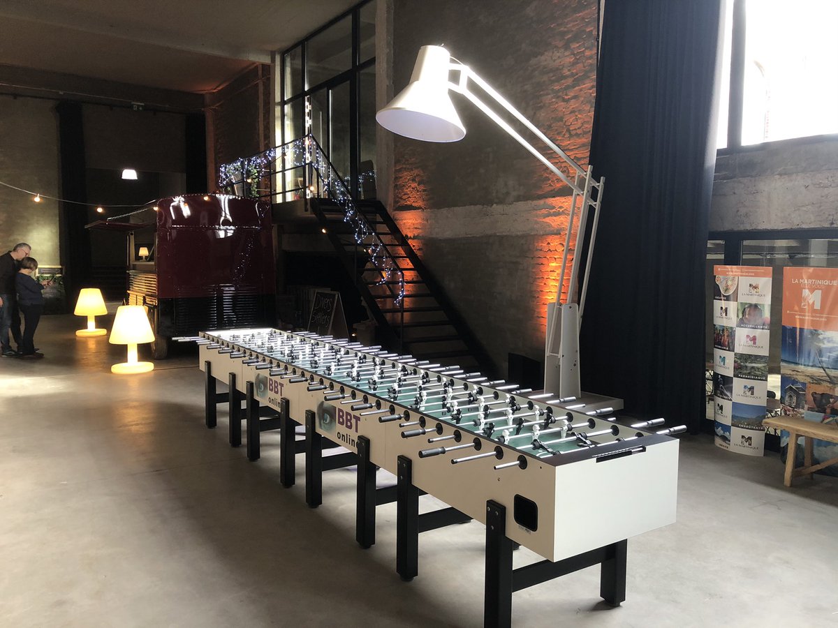 Kickerprofs's tweet image. Onze XL16 voetbaltafel mooi uitgelicht door een XL lamp #xl #event #tafelvoetbal #voetbaltafel