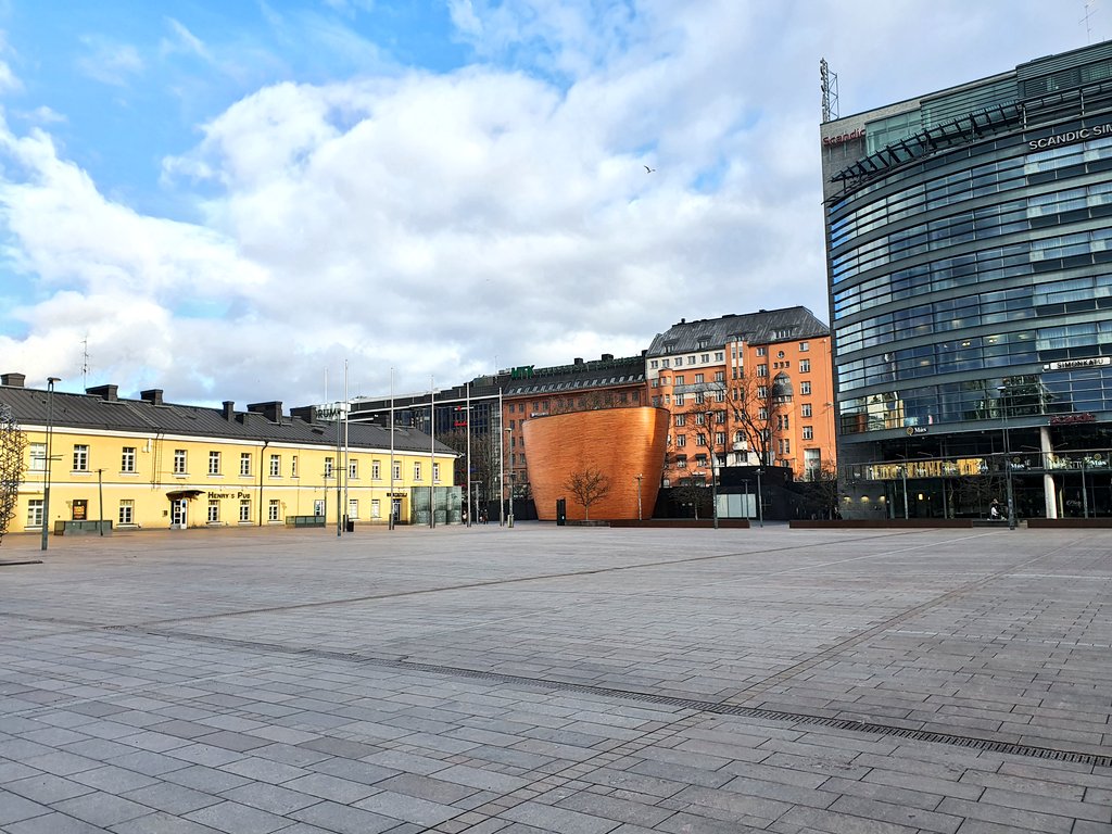 Mirkku_'s tweet photo. Helsinki, city centre at Friday 5 pm https://t.co/rTuQndoI5M