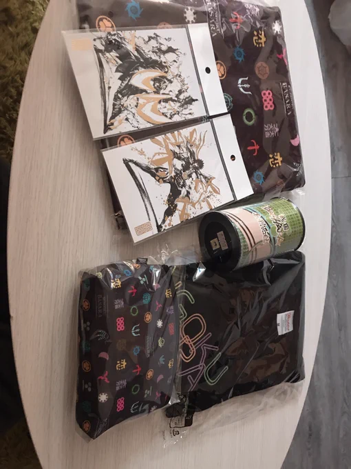 BASARAのグッズ買っちゃった╰(*'︶`*)╯♡筆頭も幸村もかっこいいよ✨パーカーも欲しかったけど大量にパーカー持ってるからこれ以上増えるわけにはいかなかった残念(._.) 