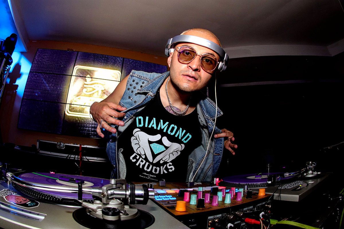DJcityLatin's tweet photo. .@DJMRDIAMONDS nos trae media hora de #reggaeton y #globalbeats para el #DJcityPodcast Latino Mix.🎧Escucha y descarga el tracklist: https://t.co/vrX5ONpNEN #LatinMix https://t.co/sLWpABBh2O