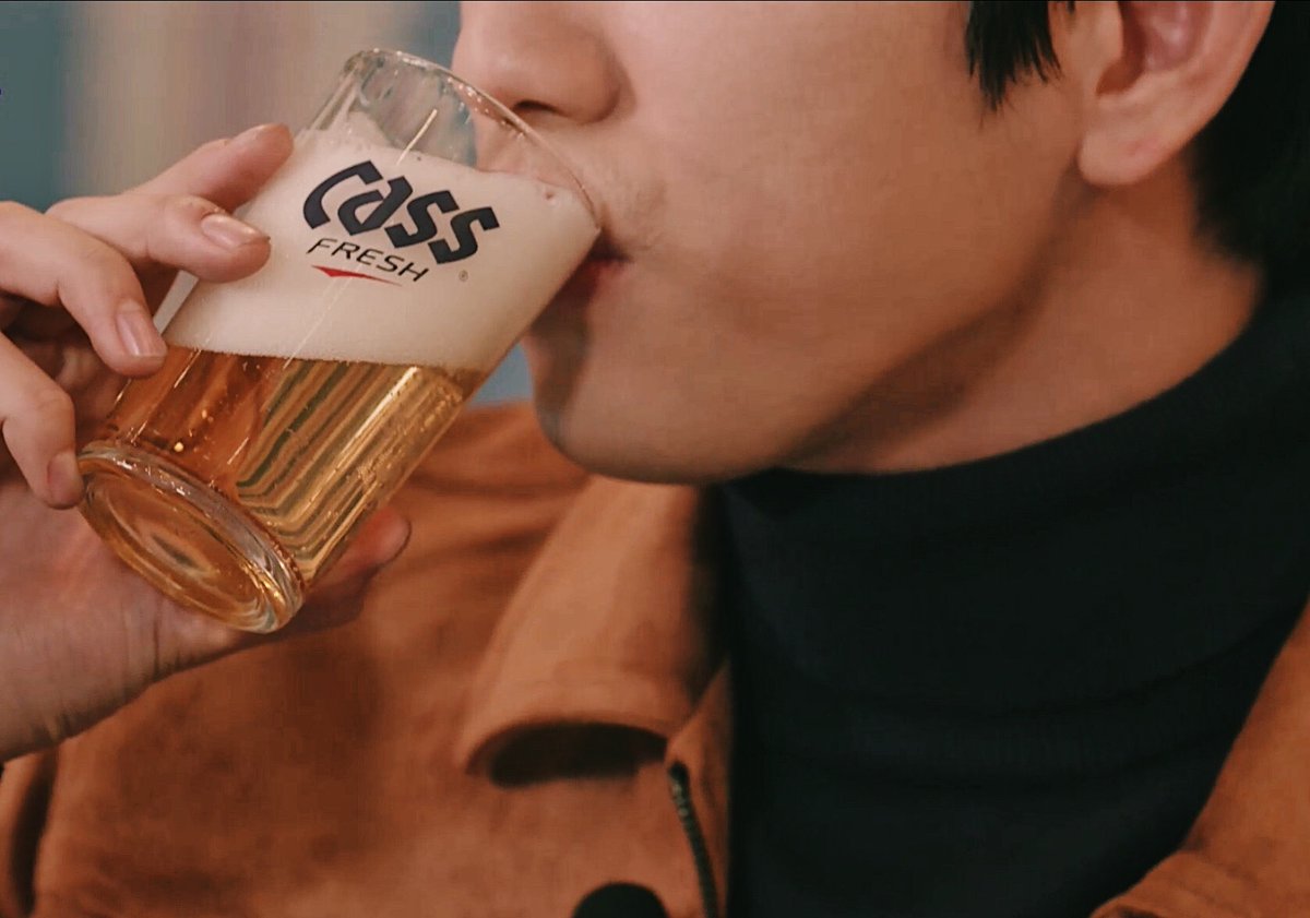 GBybbb's tweet photo. 카스 로고를 정확히 카메라에 맞추는 각도 선정과 깔끔하고 부드럽고 청량한 목넘김을 표현하는 표정연기까지 👏🏻👏🏻 가수, 배우, 뷰티모델 등 이미 다방면에서 검증된 갓세븐 진영을 추천합니다💚
#성덕대첩 
#진영_카스
#카스
#갓세븐 #진영 @GOT7Officiall https://t.co/y1QpMstuUB