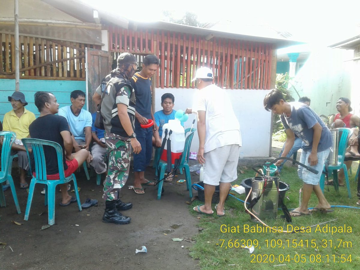 #siaplawancovid19 Pemdes bersama masyarakat Desa Adipala Kec Adipala, swadaya melakukan penyemprotan disinfektan di fasilitas umum Minggu pagi 5 April 2020.... Semoga Allah memberi kita kekuatan 🤲🤲🤲
