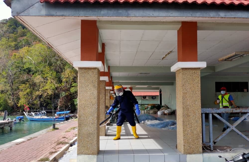 LkimKedah's tweet photo. Kerja-Kerja Sanitari Awam sedang dilakukan di Kompleks LKIM Penarak, Langkawi https://t.co/7NjpbinjUJ