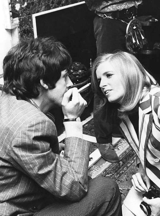 ok so in may of 1968 paul and john go to new york for a press conference. there, paul re-meets linda eastman! and according to many witnesses, there was a visible spark between the two of them that night. paul invites her to drive with them to the airport.