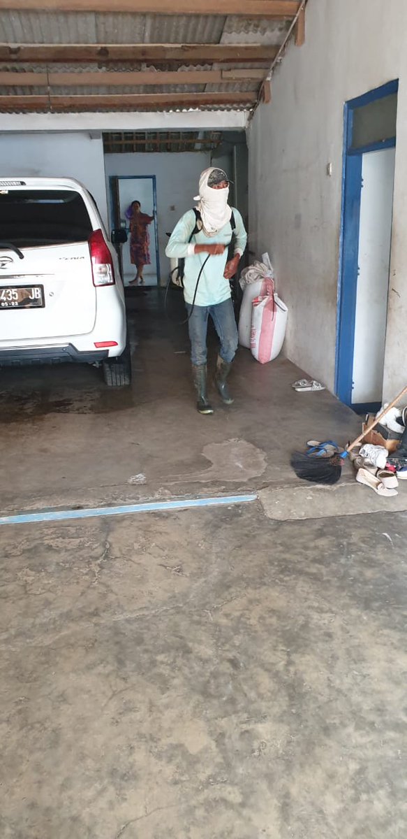 Kegiatan #siaplawancovid19 pemdes dan masyarakat Desa Karanganyar Kec Adipala di minggu pagi 5 April 2020, penyemprotan disinfektan di lingkungan pemukiman warga, swadaya dan subsidi APBDesa.