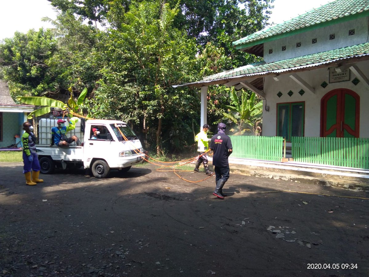 Kegiatan #siaplawancovid19 pemdes, masyarakat dibantu komunitas motor trail Desa Karangbenda Kec Adipala, melakukan penyemprotan disinfektan ke lingkungan pemukiman dan fasum di minggu pagi 5 April 2020. Semoga Allah menjaga kesehatan kita... aamiin... 🤲🤲🤲