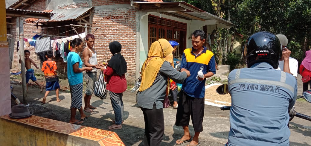 Kegiatan relawan desa Wlahar Kec Adipala di minggu pagi 5 April 2020, melaksanakan sosialisasi #siaplawancovid19  melalui pembagian masker kepada warga masyarakat Desa Wlahar. Semoga Allah meridhoi usaha kita.. aamiin.. 🤲🤲🤲
