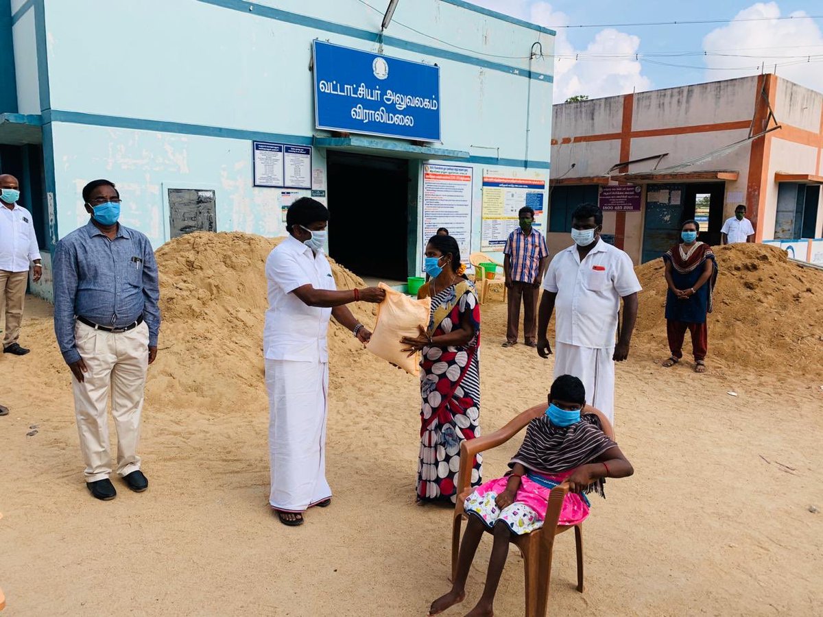 Vijayabaskarofl's tweet photo. GM. My day begins at my constituency #Viralimalai. 2 things am impressed with, #handwashing facility for d public organised by Dist Admin &amp; #SocialDistancing followed by public.Distributed ₹1000 cash assistance announced by Hon’ble CM for Corona relief at doorsteps of households https://t.co/k1LdPsFHQ1