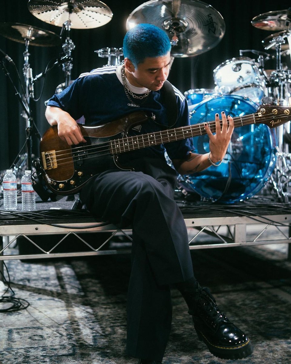 notnthsameway's tweet photo. Calum Hood with blue hair. that’s it. that’s the tweet. #billboardcountthe10k https://t.co/zs8Z06pOKx