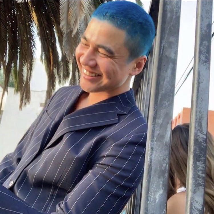 notnthsameway's tweet photo. Calum Hood with blue hair. that’s it. that’s the tweet. #billboardcountthe10k https://t.co/zs8Z06pOKx