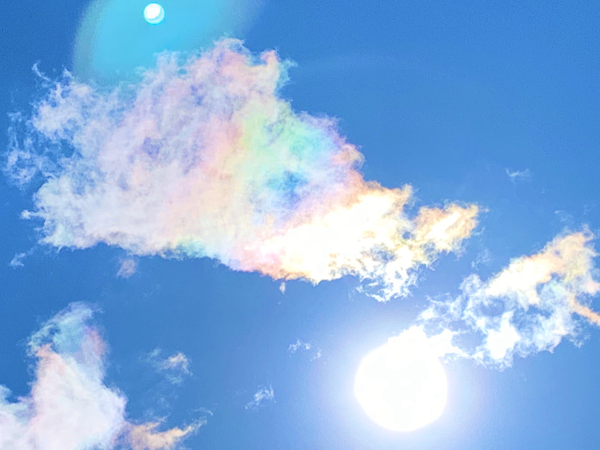 Aimomo 今日の空 うっすら彩雲 が 出ていました 彩雲 虹色 青空 彩雲好き 不思議な雲 空が好きな人と繋がりたい 空が好き 空が大好き