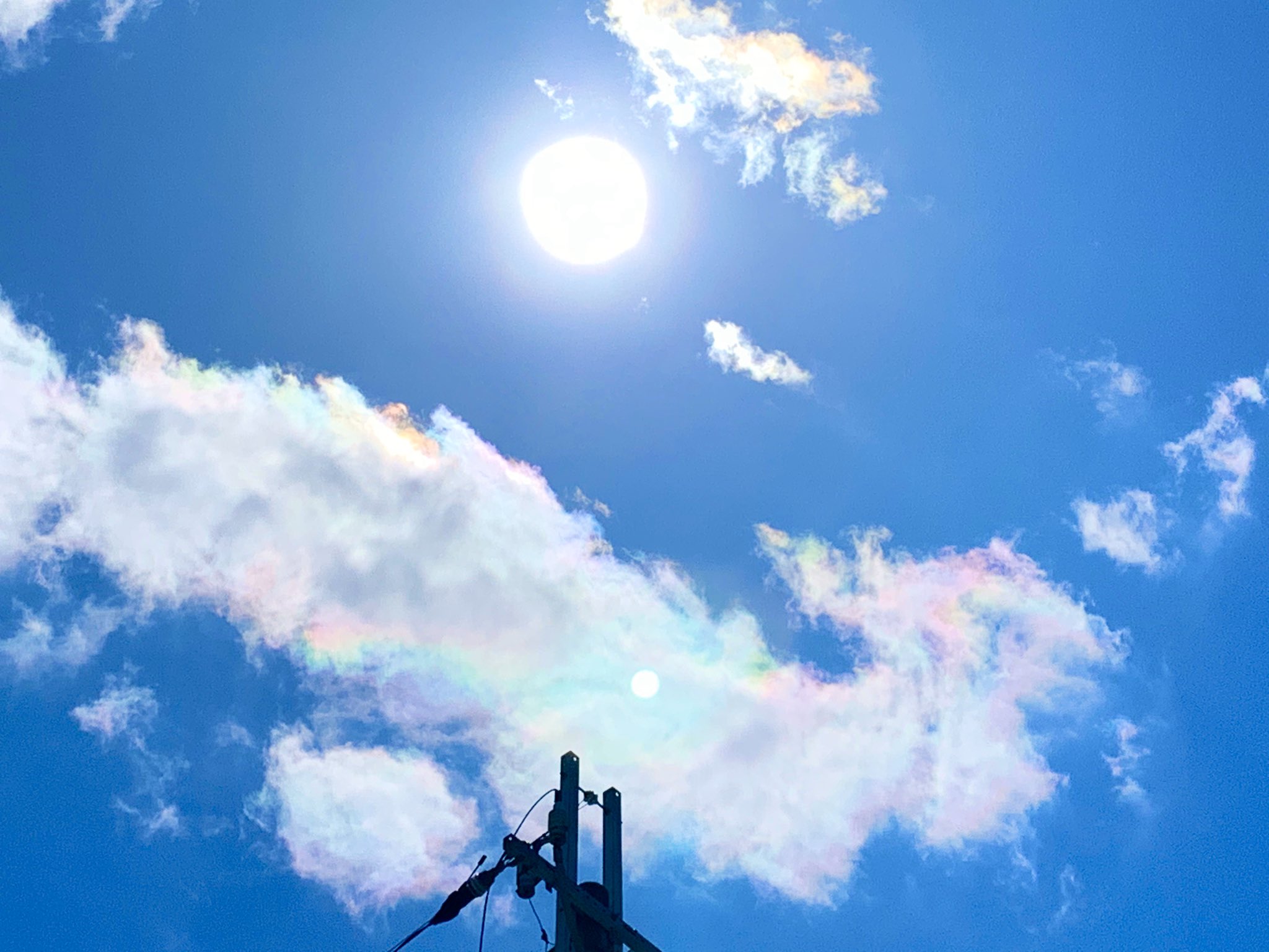 Aimomo 今日の空 うっすら彩雲 が 出ていました 彩雲 虹色 青空 彩雲好き 不思議な雲 空が好きな人と繋がりたい 空が好き 空が大好き