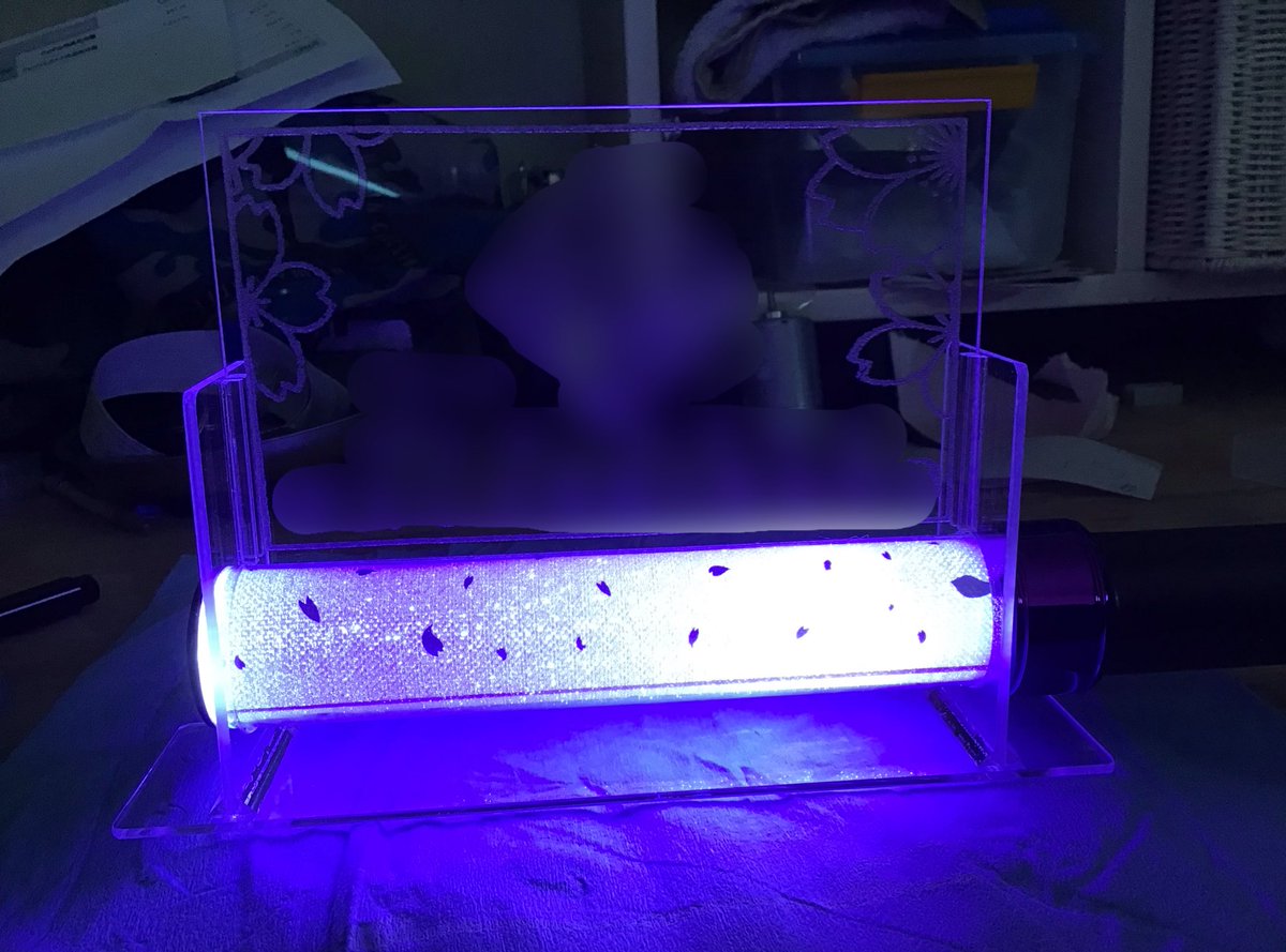 handmader777's tweet photo. ペンライトスタンドには、このアクリルプレートをはめることで、LEDプレートのようになります✨
ただ、デザインセンスは無いし、アクリルの絵はレーザー加工機で7時間でした😅
綺麗だし、ライブが無くてもペンライトを使えるのが嬉しい作品です♫

#ハンドメイド https://t.co/1bcYIekIoC