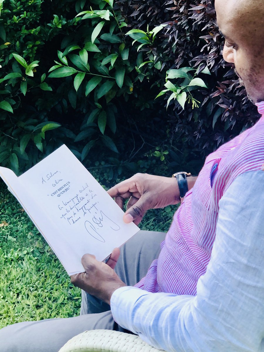 SalomonKalonda's tweet photo. Il est des rencontres qui vous marquent à jamais. Les mots échangés à l'époque et les conseils prodigués resteront ancrés dans ma mémoire. #PapeDiouf demeurera pour toujours un modèle. https://t.co/vU41SdMxqa