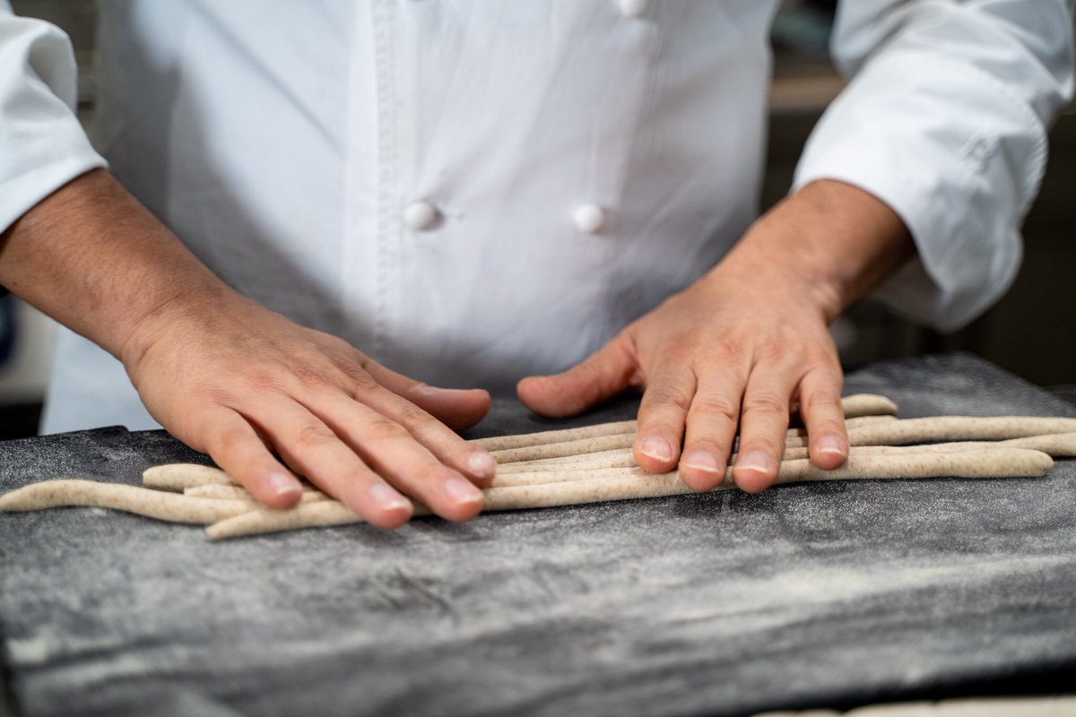 ChefSinisgalli's tweet photo. Il Tazio. Nel nostro piccolo continuamo a distribuire le cose che sono rimaste in dispensa direttamente alle persone che ci fanno richieste in privato perché sono in difficoltà. #saremopiuforti 💪#coraggio #covid19 https://t.co/Cl6bwxAl6s