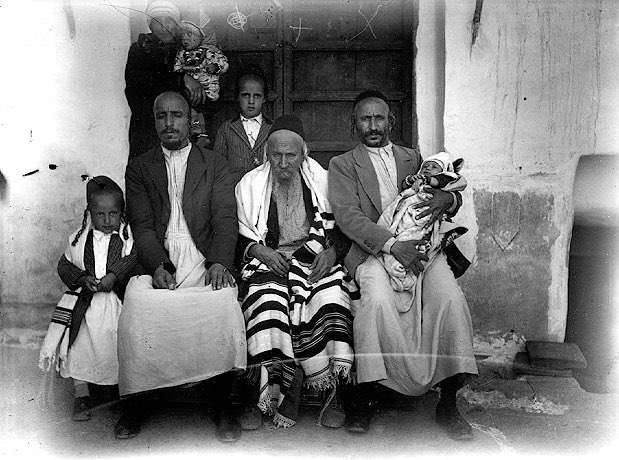 This really helps bring so many old photos back to life. I think I’ll update this thread with a tweet a day of old photos of Yemeni Jews.These two photos were both taken in Yemen, 1st one in Sana’a, not sure about specific location for the 2nd.