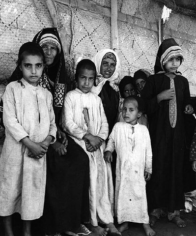 This really helps bring so many old photos back to life. I think I’ll update this thread with a tweet a day of old photos of Yemeni Jews.These two photos were both taken in Yemen, 1st one in Sana’a, not sure about specific location for the 2nd.