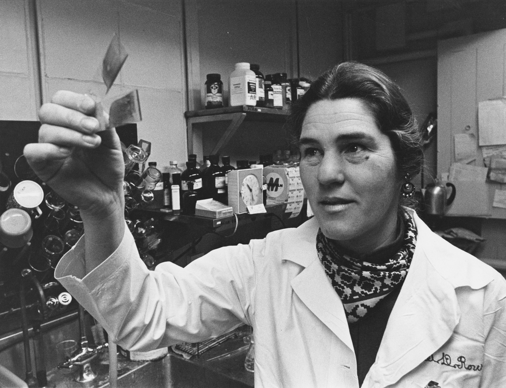 #OnThisDay 1925: Geneticist Janet Rowley was born. She was the first scientist to show a conclusive link between chromosomal abnormalities and certain types of cancer (image <a href="/UChicago/">The University of Chicago</a>) #WomenInSTEM