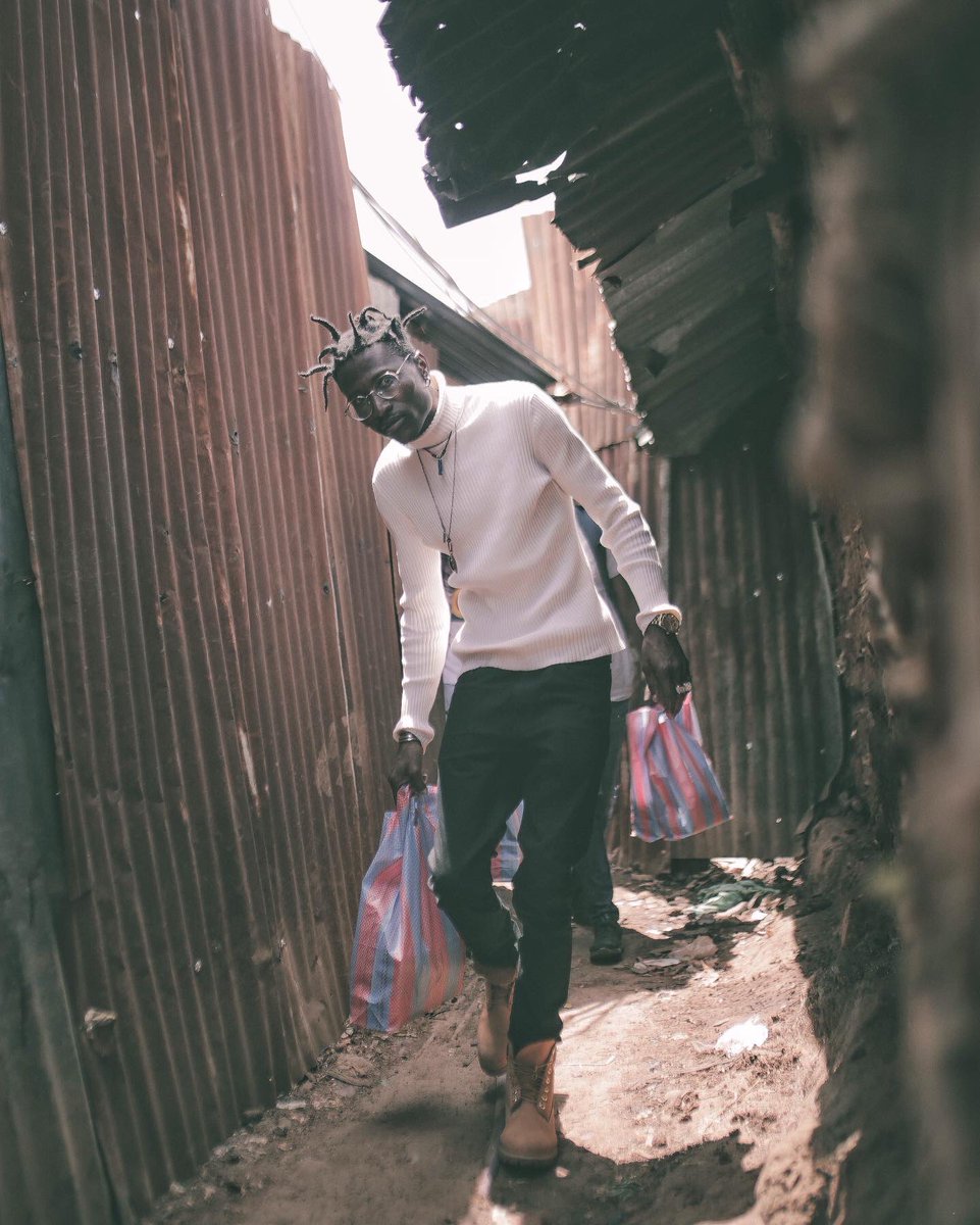 OCTOPIZZO's tweet photo. In every community, there is work to be done. In every nation, there are wounds to heal. In every heart, there is the power to do it, thanks to all who were part of making the #KiberaFoodDrive in Silanga a success. We will be doing the Drive again in a different Village tomorrow https://t.co/wjd6D2l2On