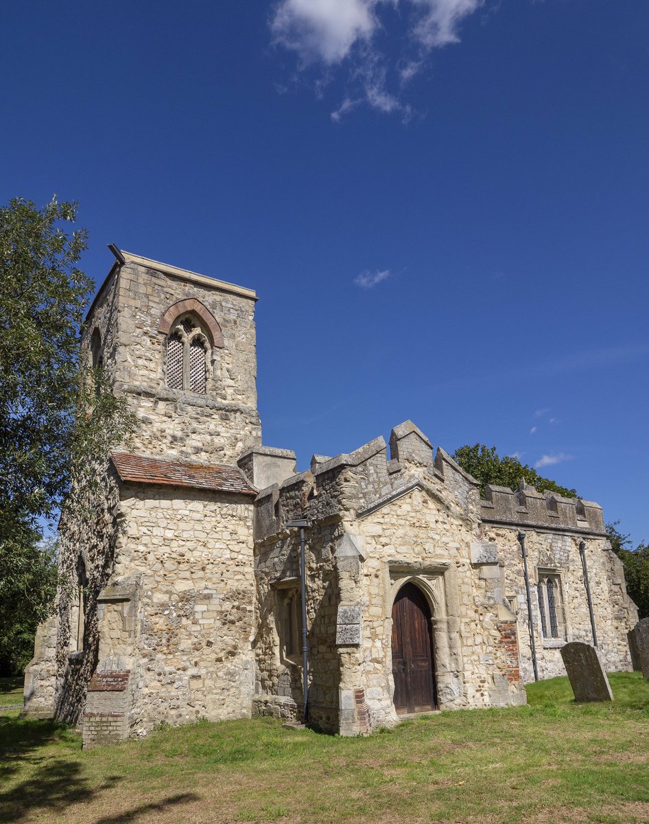 England has about 3,000 'lost' or deserted medieval villages.We have churches in a fair few of them. Like St Mary Magdalene, Caldecote: a weather-beaten majesty with embattled parapets, cinquefoil tracery and a rather regal porch. Hinting at the grandeur within… #thread(1/7)