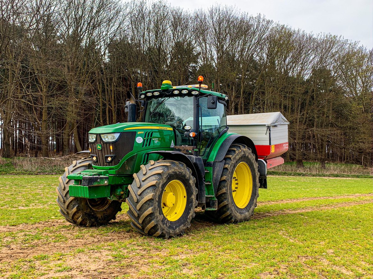 Getting the fertilizer on before the rain  tomorrow @PTuckwellLtd <a href="/KvernelandGroup/">Kverneland Group</a>