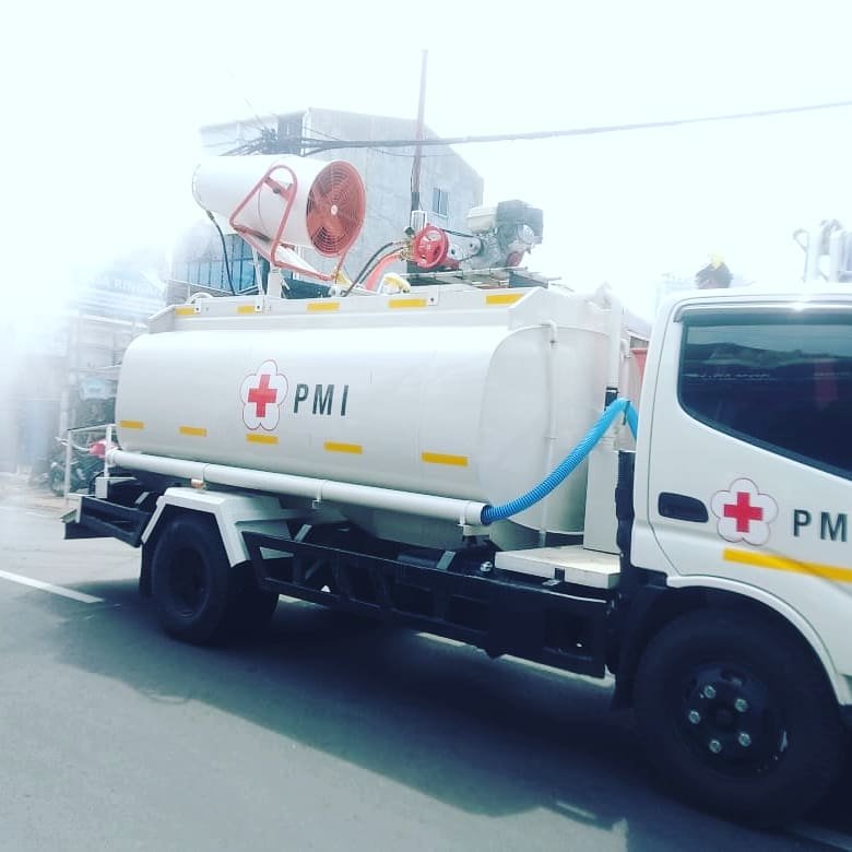 Dengan menggunakan truk tangki yang di desain khusus, PMI Kota Jakarta Barat melaksanakan Spraying Disinfektan dengan sasaran utama lingkungan masyarakat ditingkat RW Se Kecamatan Kembangan dalam rangka Pencegahan Covid 19 menyebar di tengah masyarakat saat ini.