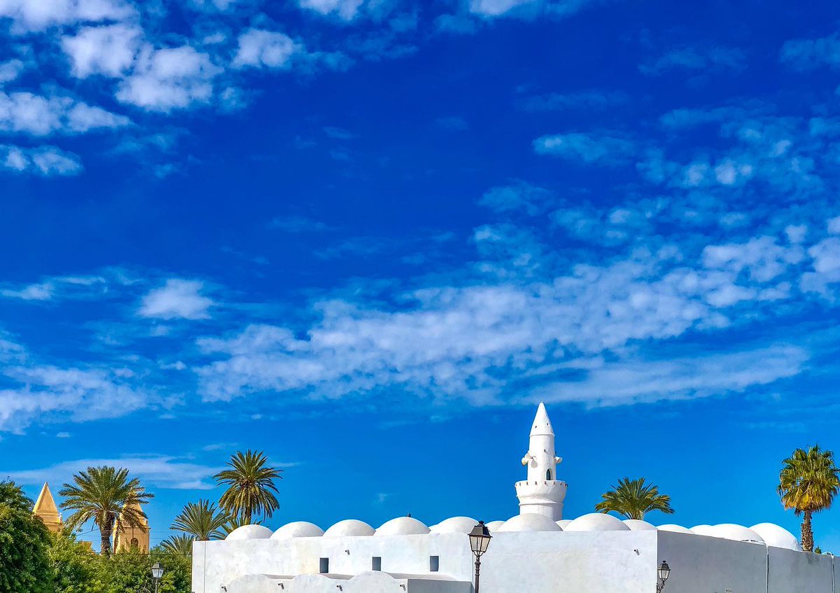 AfrikyaTN's tweet photo. one more family portray of #Multiconfessional #Tunisia's : ocher #church & immaculate #mosque side by side, somewhere around the same #island of #Djerba, captured by Rania Ikbal Ouriemi. Beautiful week ahead! https://t.co/nApQ3li6iH
