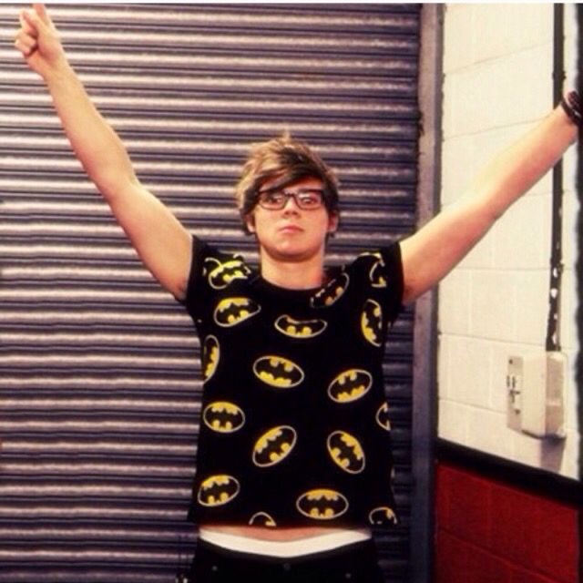 cthbaobao's tweet photo. I’ve been tweeting for 2-3 hours straight so I will end this with pics of fetus 5SOS #billboardcountthe10k https://t.co/SGgvhImCR2