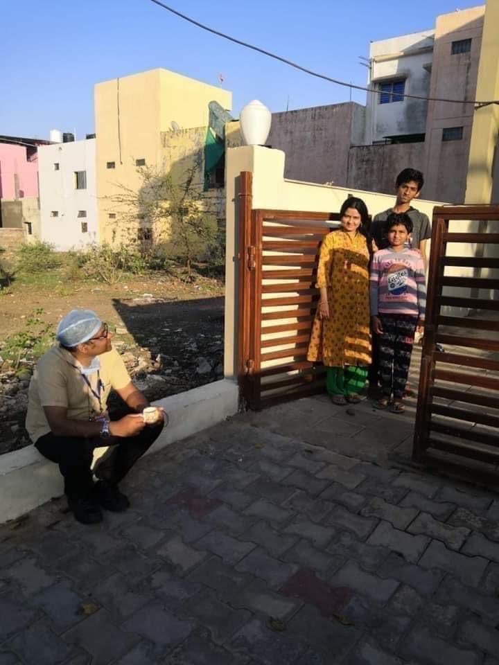 These 4 pictures reveal stories of 4 #CoronaWarriors. While one cop sits on ground for a quick meal, the other retires behind a barricade on road.
While one cop eats food outside his house, another Dr goes home for few minutes after 5 days, only to go back.
My gratitude to all.