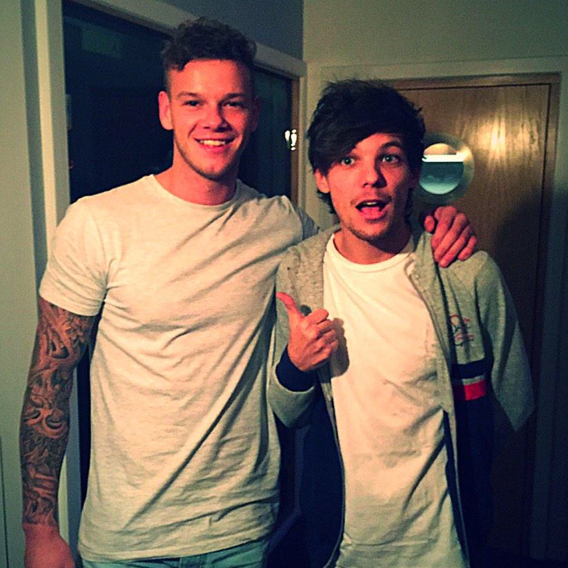 louis tomlinson with men ; a thread