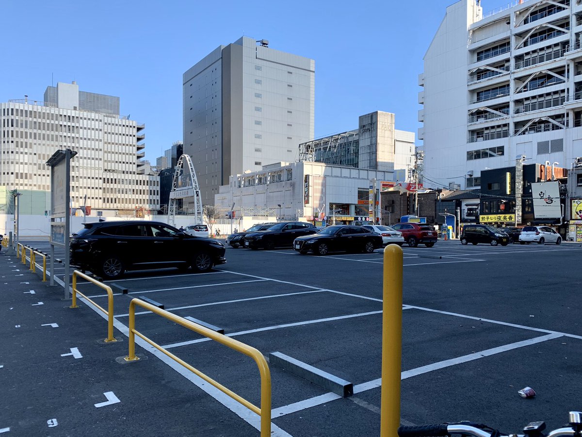 らおん 明治屋栄ビルの跡地なんですが 完全に駐車場になってました 明治屋から丸栄までスカスカで空が広いです 早く再開発が始動してほしいですね
