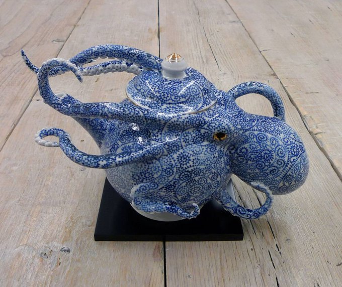 Octopus Teapot by Japanese ceramic artist Keiko Masumoto #womensart
