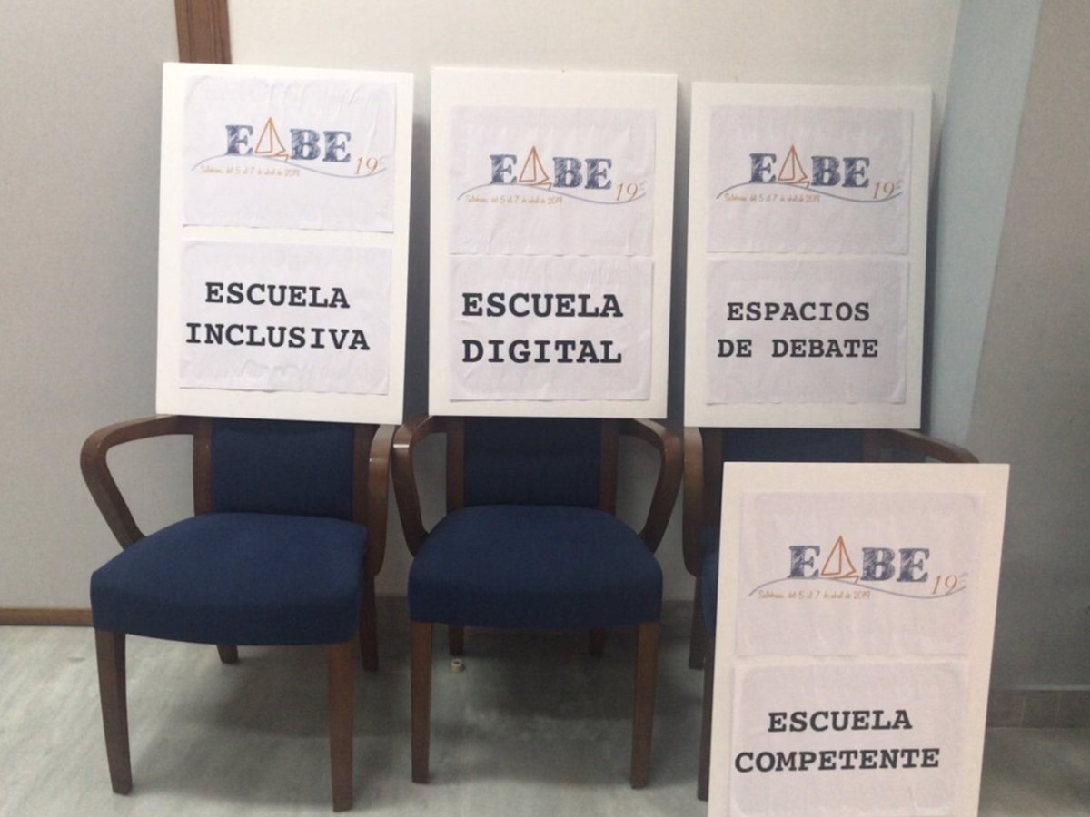 interele's tweet photo. Hoy hace justo un año empezaba #EABE19. ¿Y de qué me suena a mi el cartel ese del centro? ¿Qué querrá decir? 🤔🤔 https://t.co/aIRHDaNL68