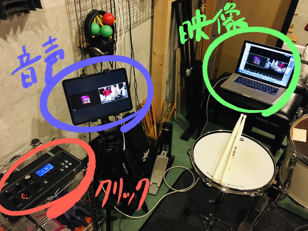 __next__'s tweet photo. パッド練習会のセッティングは、結局この形に落ち着きました。
映像と音声を同じマシンで賄うとラグの原因になるらしい。
よって分業制。
音声はiPad (映像なし設定)
映像はMac (ミュート設定、スピーカーもオフ)
これでやればラグなく音と絵を届けられます!
#nxdr
#パッド練習会
#zoom https://t.co/9iJNpXL2wk