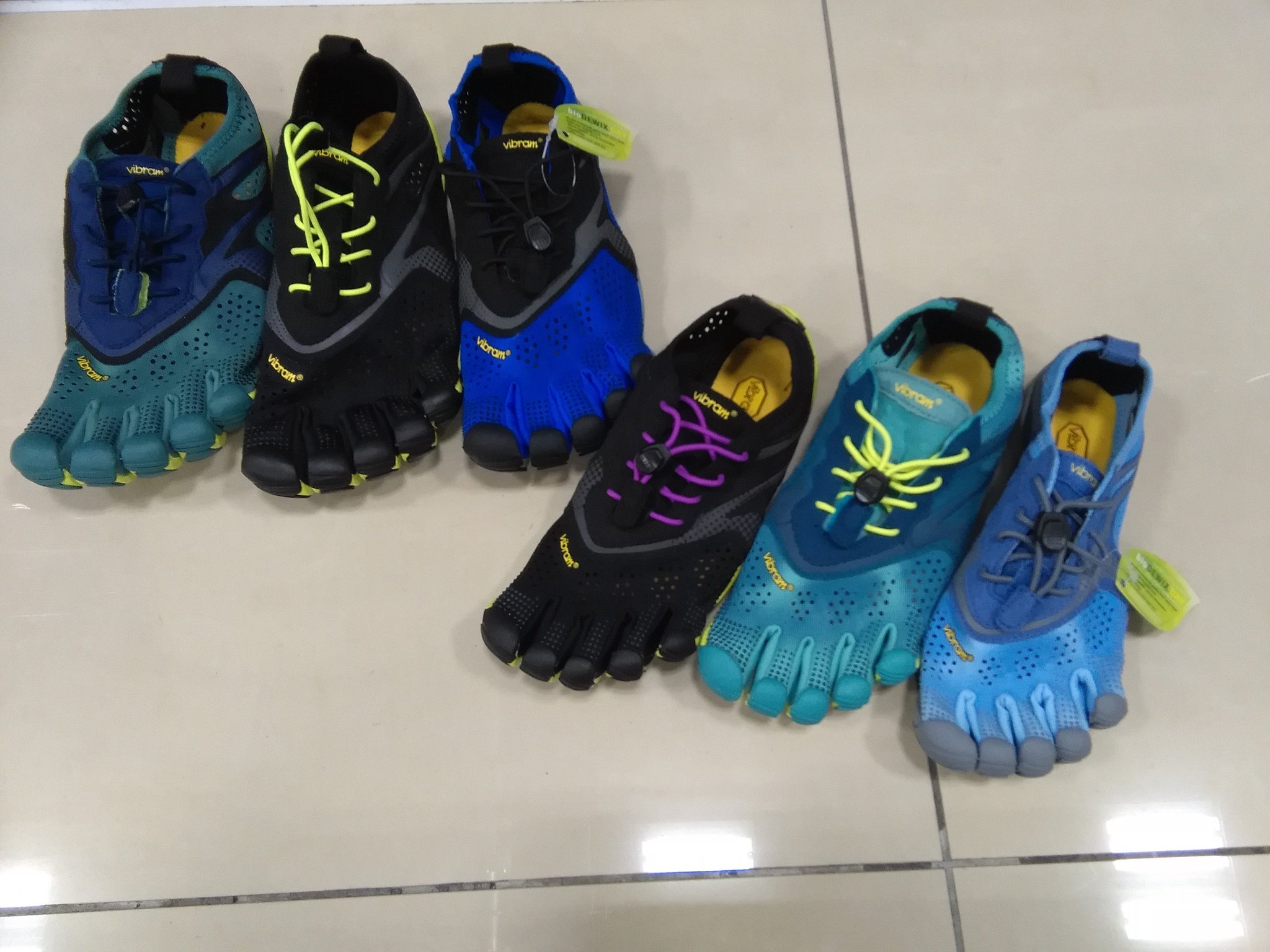 石井スポーツ公式 登山 アウトドア 新宿東口ビックロ店 斉藤です ビブラムファイブフィンガーズ の Vラン に Newカラーが入荷しました ランニング以外にもウォーキング 初めてファイブフィンガーズを試したい方にもオススメ