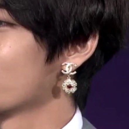 the way he matches the earrings w/ his hair