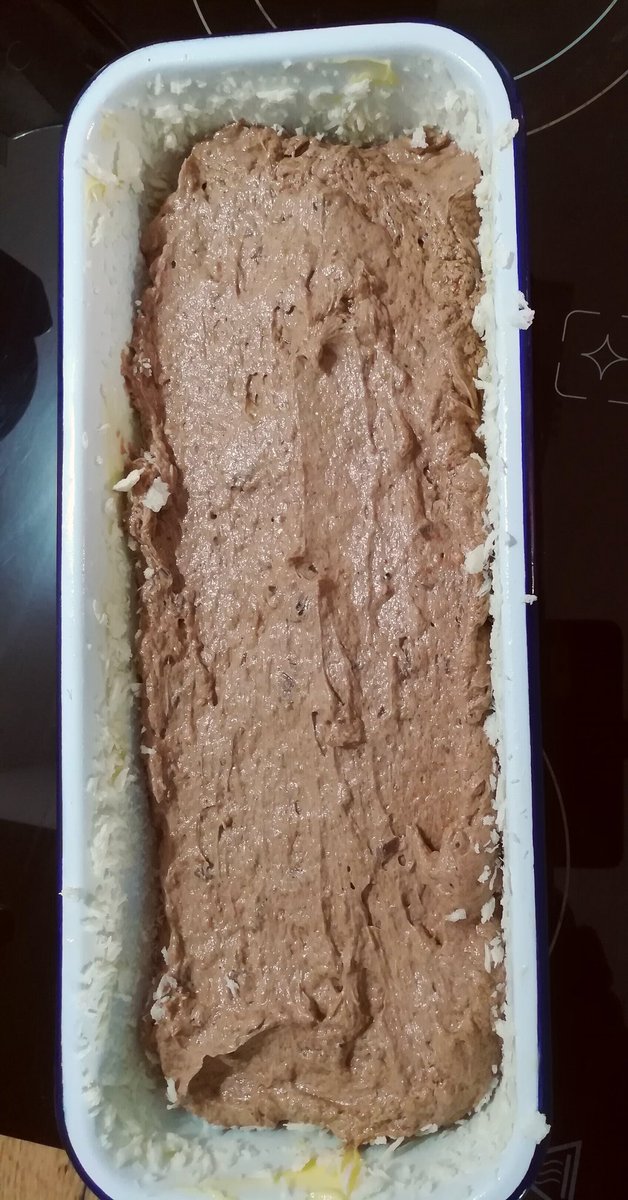 Muschelschloss's tweet photo. Ab in den Ofen. 😊 🤗 🍮 🍰
#Rotweinkuchen https://t.co/xmJLBqRnSe