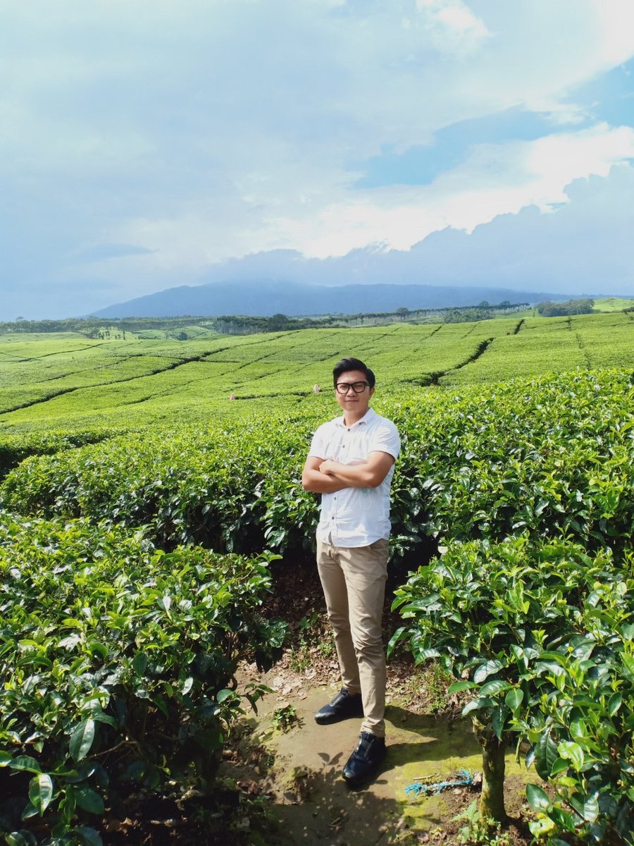 Cari masker sampai ke kebun teh 😊