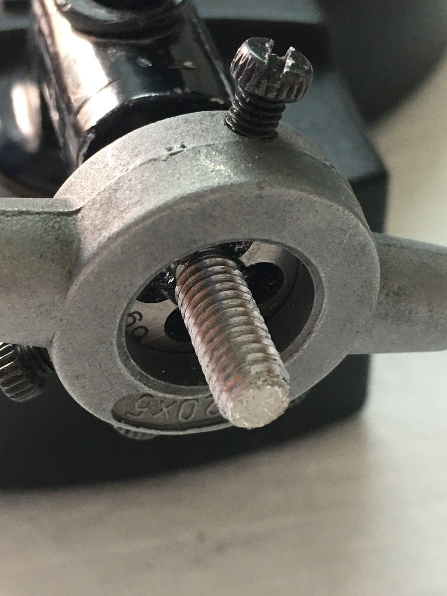 inedu's tweet photo. Toca momento de reparaciones. Creando la rosca a una varilla para reparar el flexo-lupa
#yomequedoencasa #manimanitas #instaphoto #instapic #instagram #instatoolmaker https://t.co/jvEGaSf6TB