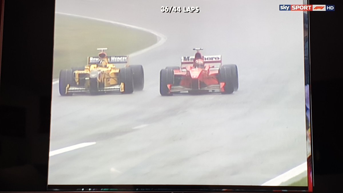 MS2K's tweet photo. .@schumacher zieht an @HillF1 vorbei und übernimmt die Führung! #Spa1998 #SkyF1 https://t.co/qJTQlAScM2