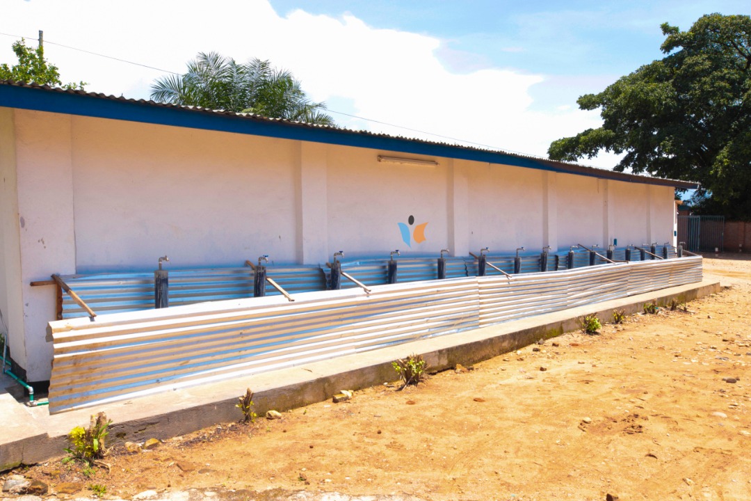  En complément de ces mesures sécuritaires ( https://twitter.com/JimbereMag/status/1246709081752076288), le Lycée du St Esprit renforce l'hygiène des élèves suite à l'alerte  #COVID19 au  #Burundi en veillant à éviter des pertes de temps sur les files d'attente: 16 robinets installés à l'entrée de l’établissement