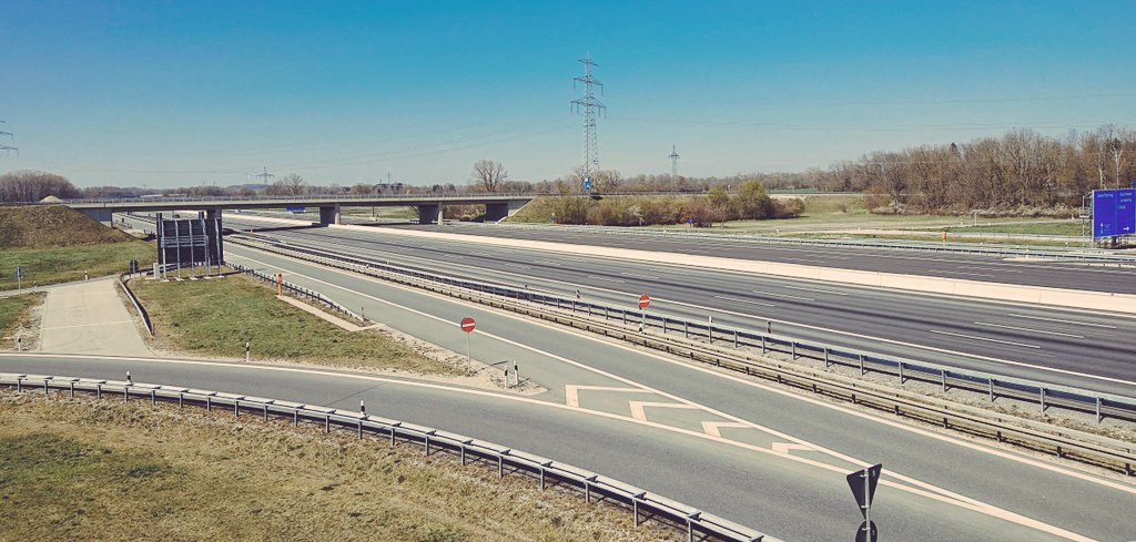 GreenCityeV's tweet photo. Während die Menschheit unter dem #Coronavirus leidet, atmet unser Planet auf. Der Autobahnring München am Sonntagmittag. Was nehmen wir aus der Pandemie mit für mehr Umweltschutz in der Zukunft? https://t.co/TAAoOcwEdx