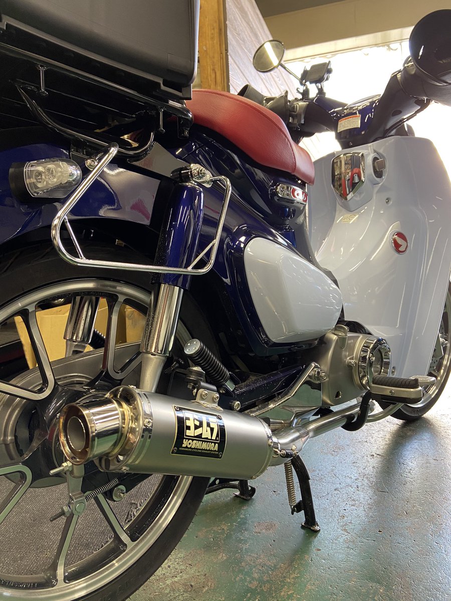 タカラオートバイ お客様からのご依頼で ヨシムラマフラーに交換 軽くなって馬力もアップ Honda C125 カブ スーパーカブc125 ヨシムラ ヨシムラマフラー マフラー マフラー交換