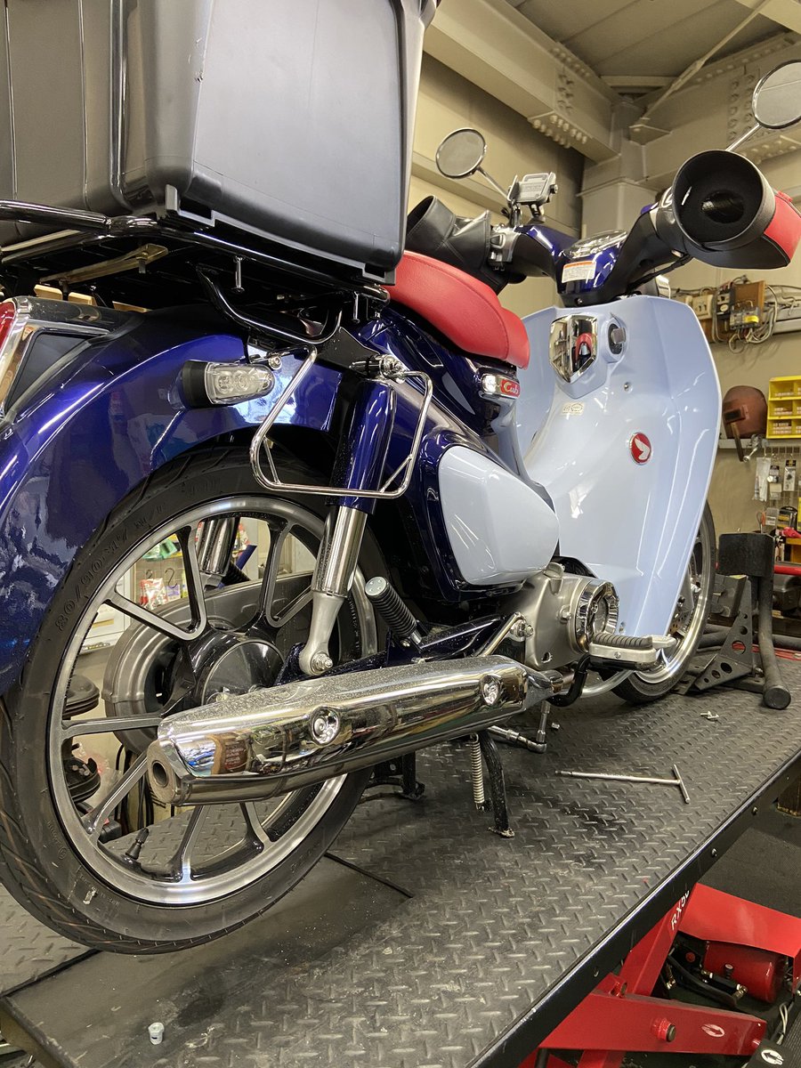 タカラオートバイ お客様からのご依頼で ヨシムラマフラーに交換 軽くなって馬力もアップ Honda C125 カブ スーパーカブc125 ヨシムラ ヨシムラマフラー マフラー マフラー交換