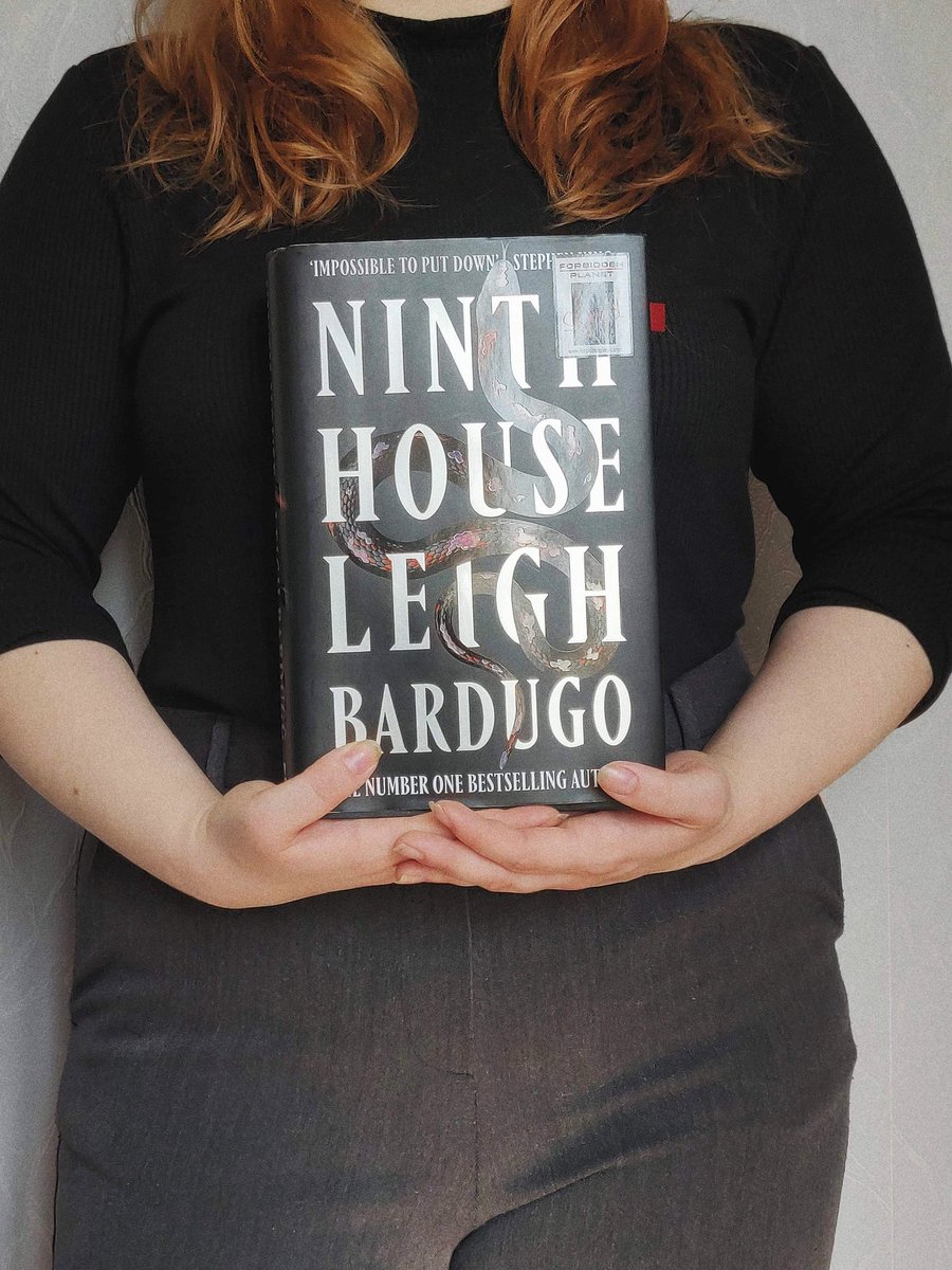 ShadowandDregs's tweet photo. I don't know how to hold books but here's my contribution to books as outfits 👉👈 https://t.co/k1aLOXDwPg
