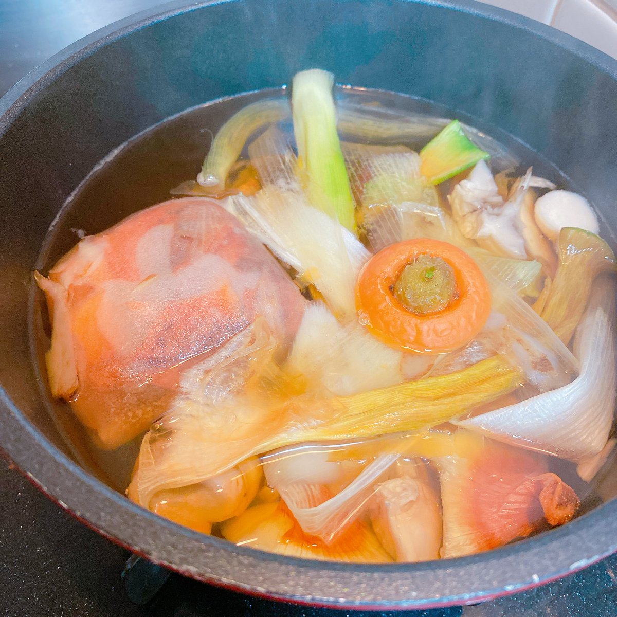 CHIHIRO_ANDY's tweet photo. 食品ロスを削減する為と…
野菜くずにはポリフェノールが豊富なのでゆっくり煮込んで黄金色のお出汁を✦*
あとは、お味噌汁���スープ、煮物に使う(ง ˙˙)ว

#日本自炊協会　大阪支部
#おうちごはん https://t.co/W9Cnr2I6fQ