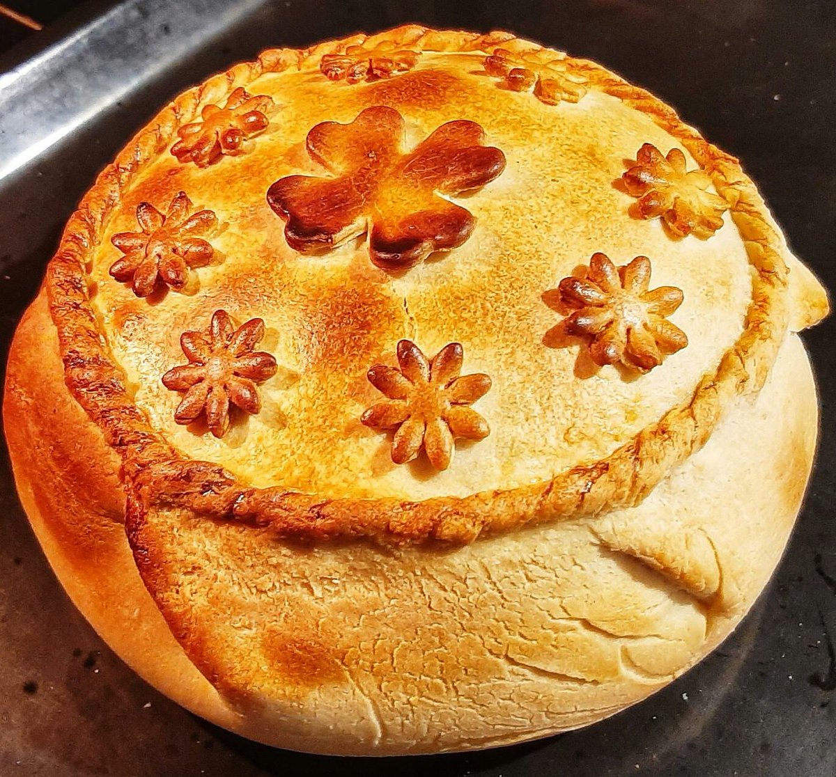 amameli's tweet photo. Today for lunch we have #panada then #IStayAtHome but, please, now help me to burn #calories...
#handmadepasta by #Raffaelangela 
#iorestocasa #covid19italia #Sardinia #food #foodoftheday https://t.co/Yz1w6OQQJM
