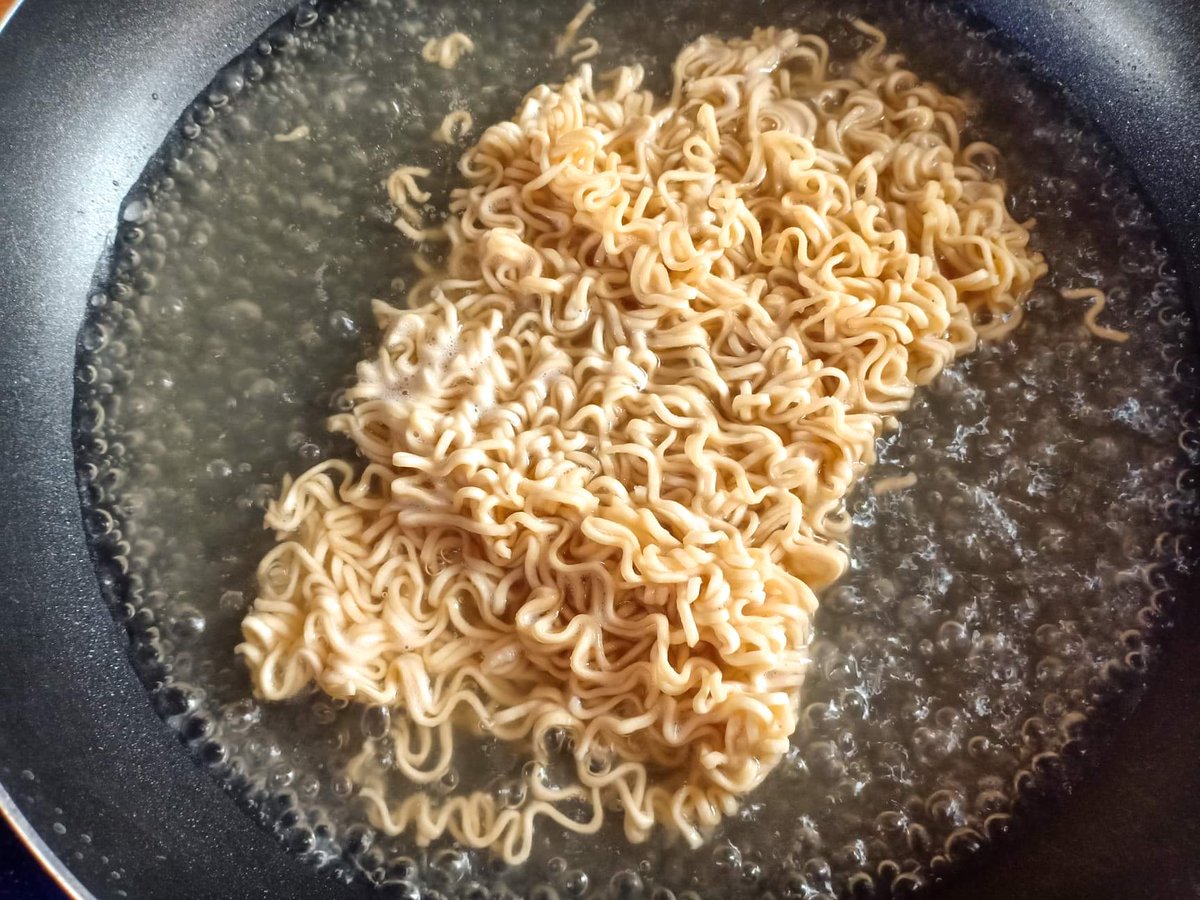 GINGUNNA62's tweet photo. บะหมี่กึ่งฯ สุกี้แห้ง🍝
1.ลวกเส้นบะหมี่กึ่งสำเร็จรูป จากนั้นพักทิ้งไว้
2.ตั้งกระทะไฟกลางใส่น้ำมันลงไปเล็กน้อยรอจนกระทั่งเริ่มร้อนเป็นใส่ไก่ลงไปผัด
3.พอไก่เริ่มสุกตอกไกข่ตามลงไปจากนั้นคนให้เข้ากัน #เมนูกักตัวchallenge #เมนูกักตัว #กินกันนะ #อร่อยไปแดก #อร่อยบอกต่อ https://t.co/IwiwHZoQOS